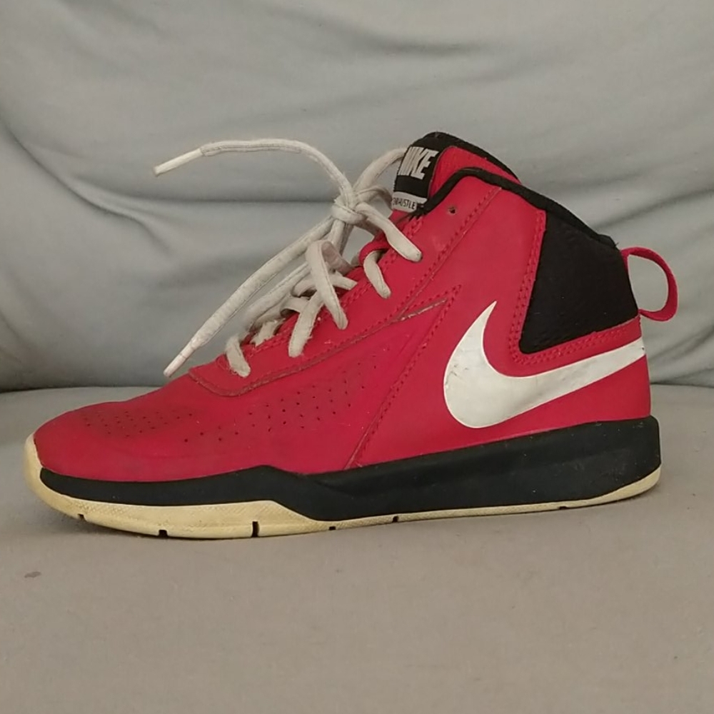 Nike sneakers red boys Team hustle D7